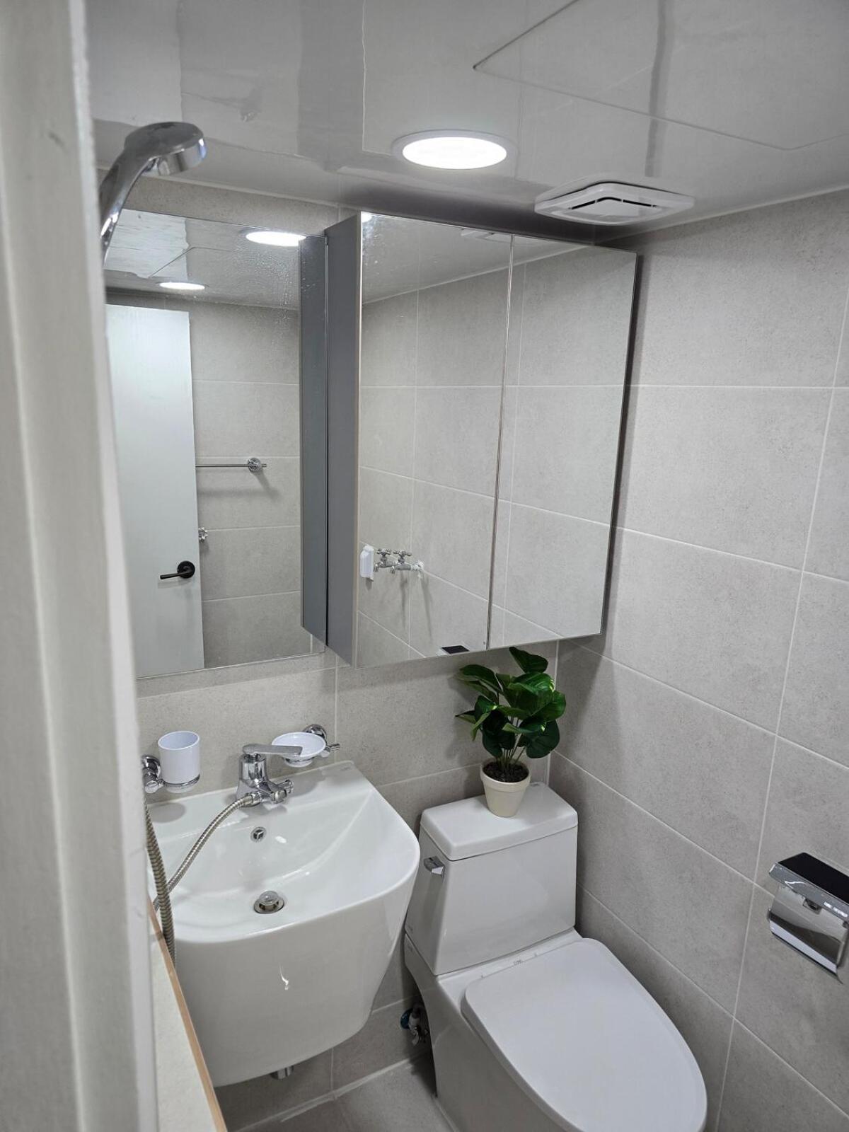 Apartment Samgakji Station 3 Seconds 4 10 People 2 Bathrooms Namsan Tower Rooftop Barbecue Attic Seoul